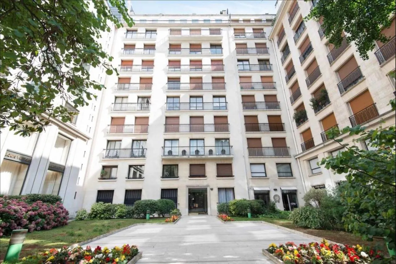Avenue Montaigne Bienvenue Paris