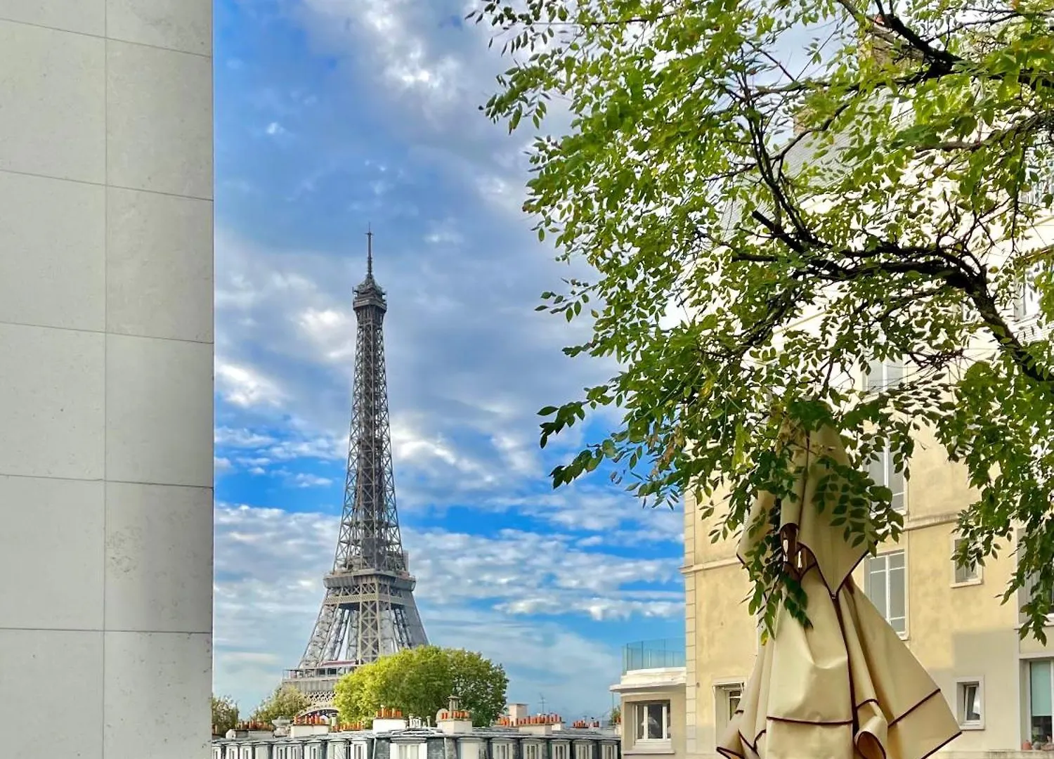 Avenue Montaigne Bienvenue * Paris